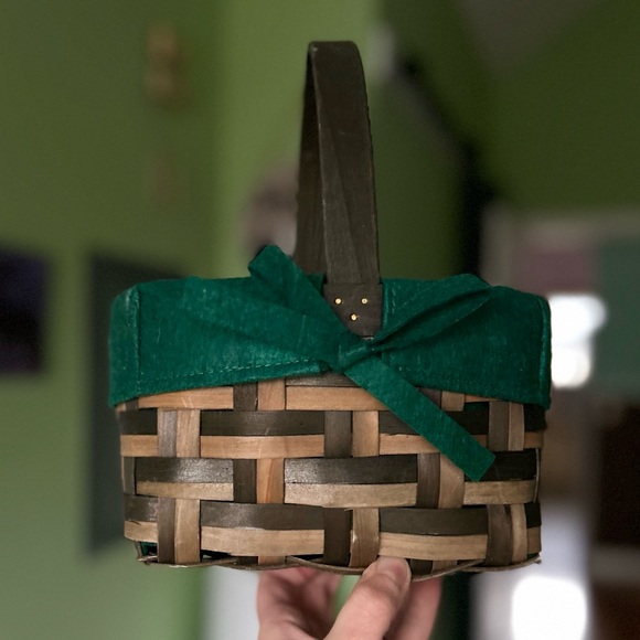 VTG Wicker Basket Material Cloth Lined Seasons Greetings Christmas Holiday Decor - Picture 4 of 6